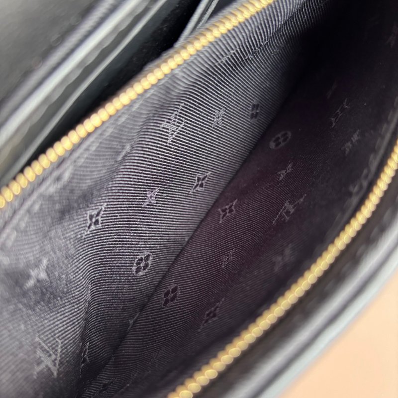 ::Louis Vuitton:: LV M81398- Bubblegram 縫線牛皮肩背/斜背兩用包-20