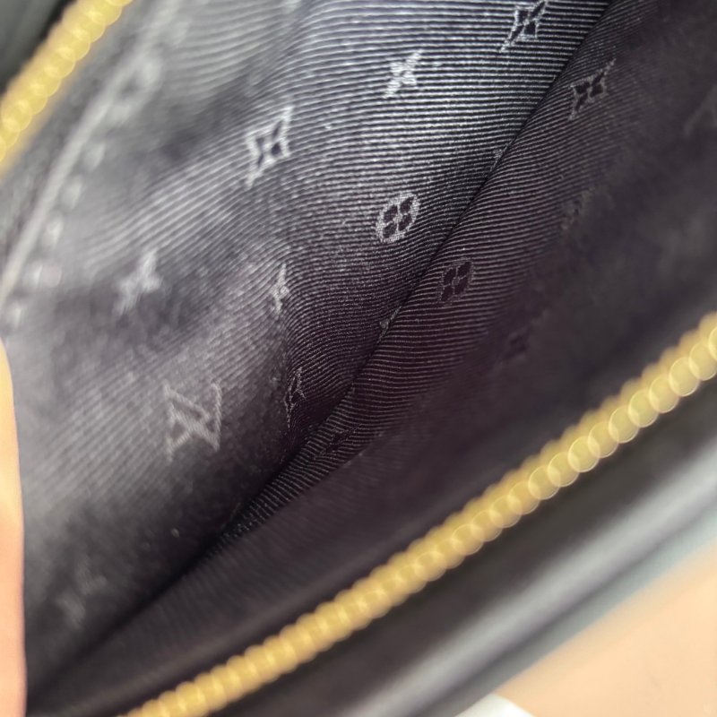 ::Louis Vuitton:: LV M81398- Bubblegram 縫線牛皮肩背/斜背兩用包-22