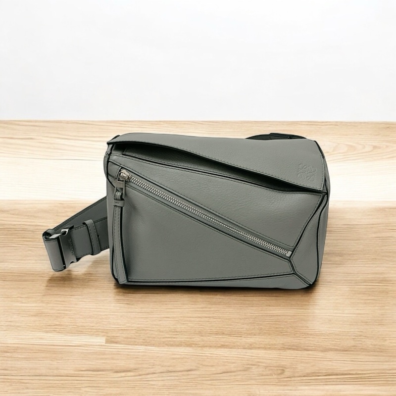 莉亞精品♡ Loewe Puzzle 灰胸包 近新-0