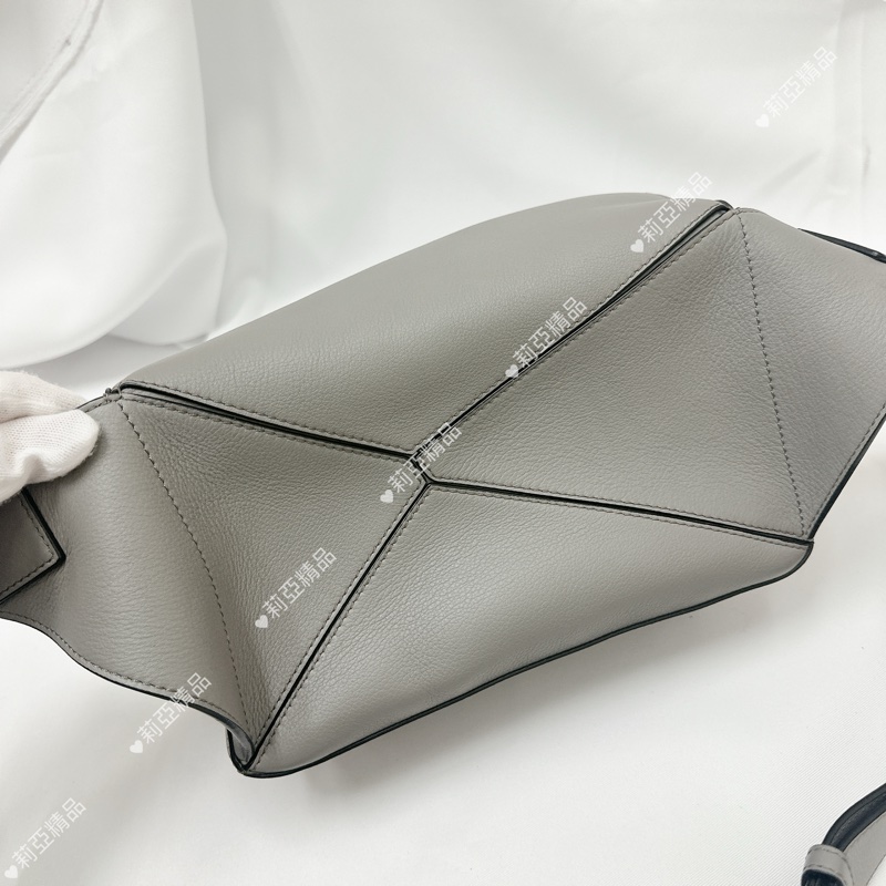 莉亞精品♡ Loewe Puzzle 灰胸包 近新-2