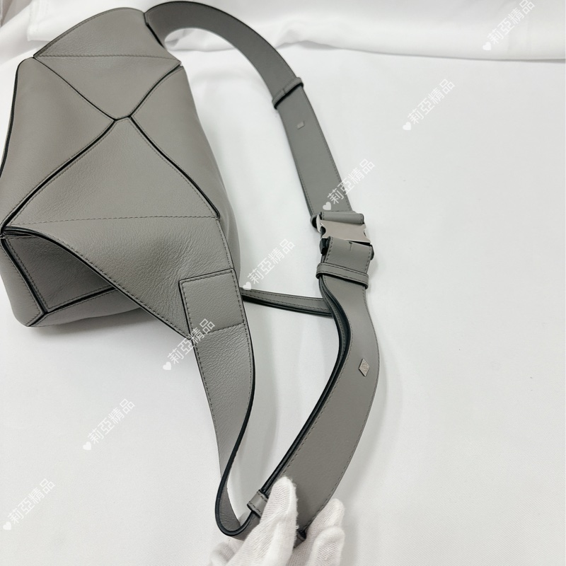 莉亞精品♡ Loewe Puzzle 灰胸包 近新-9