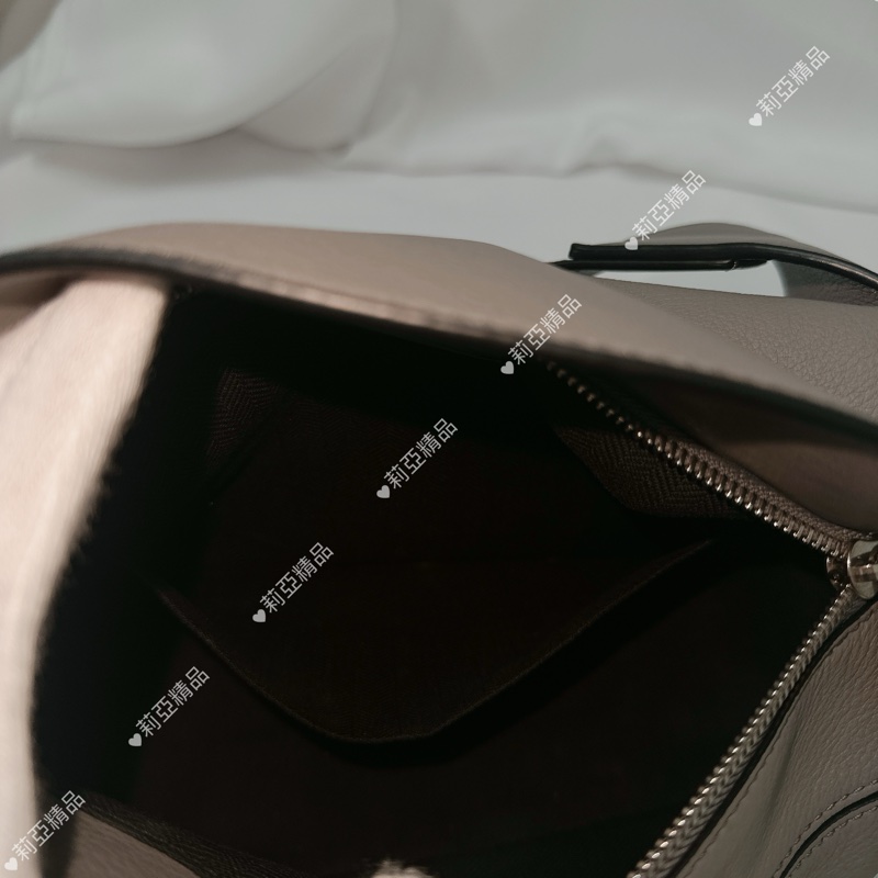 莉亞精品♡ Loewe Puzzle 灰胸包 近新-12