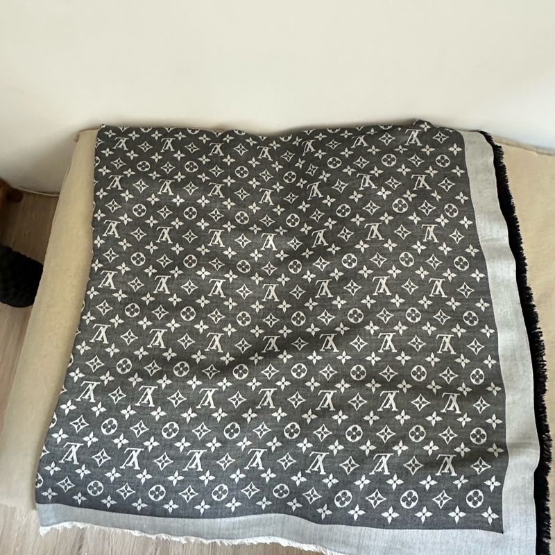 LV M71378 Monogram Denim 披肩/滿版老花/羊毛絲綢披肩/圍巾/黑銀/黑灰-17