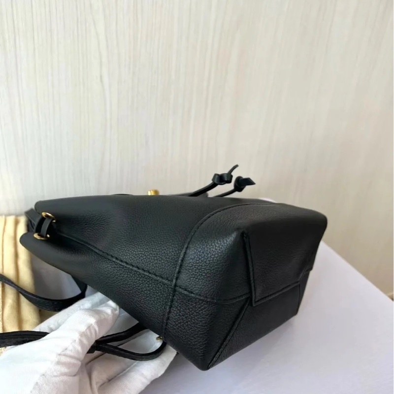 🈶購證 #99新全網最低 #九萬入手 Lv lockme黑金荔枝皮雙肩背包-16