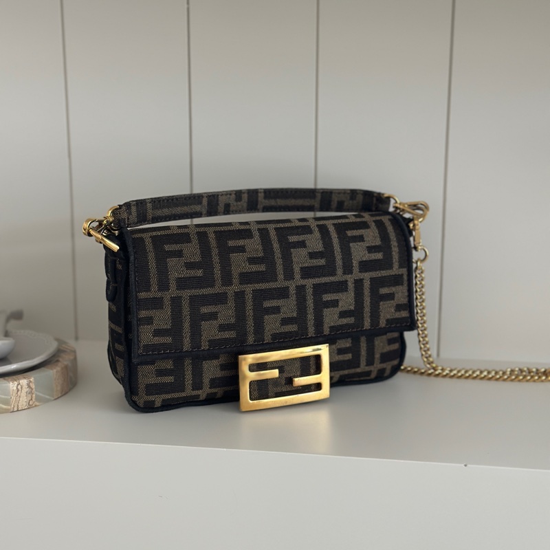 「🥖法棍包」 Fendi 迷你Baguette 棕色FF提花布料包款-0