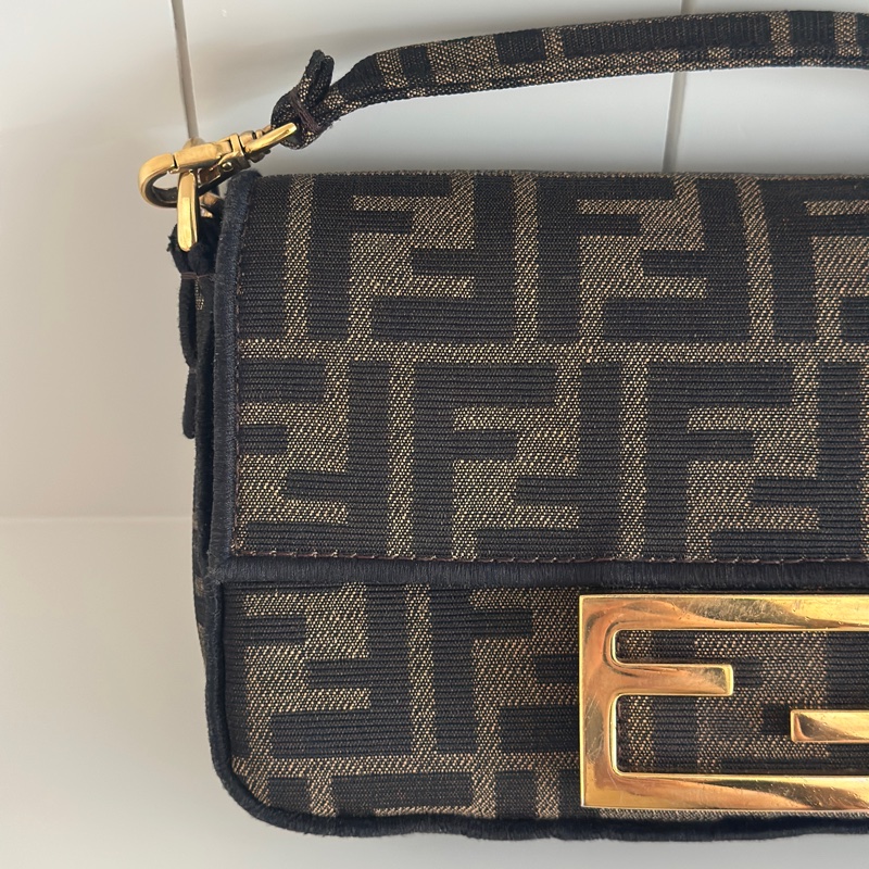 「🥖法棍包」 Fendi 迷你Baguette 棕色FF提花布料包款-2
