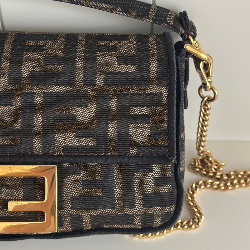「🥖法棍包」 Fendi 迷你Baguette 棕色FF提花布料包款-3