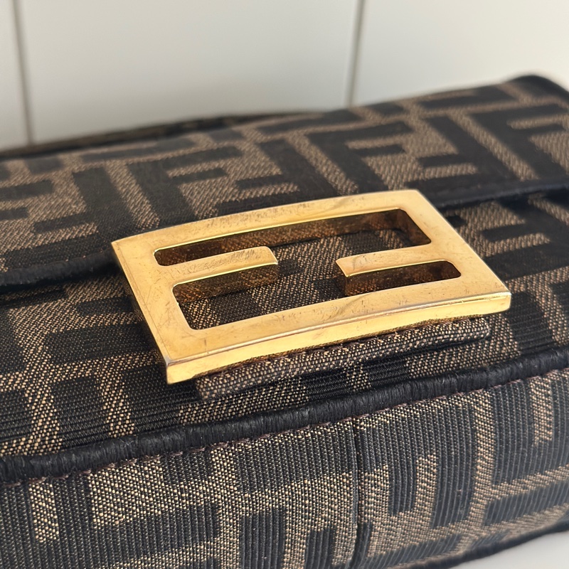 「🥖法棍包」 Fendi 迷你Baguette 棕色FF提花布料包款-6
