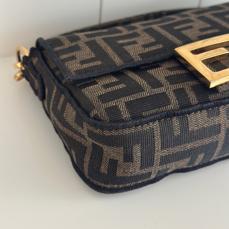 「🥖法棍包」 Fendi 迷你Baguette 棕色FF提花布料包款-7