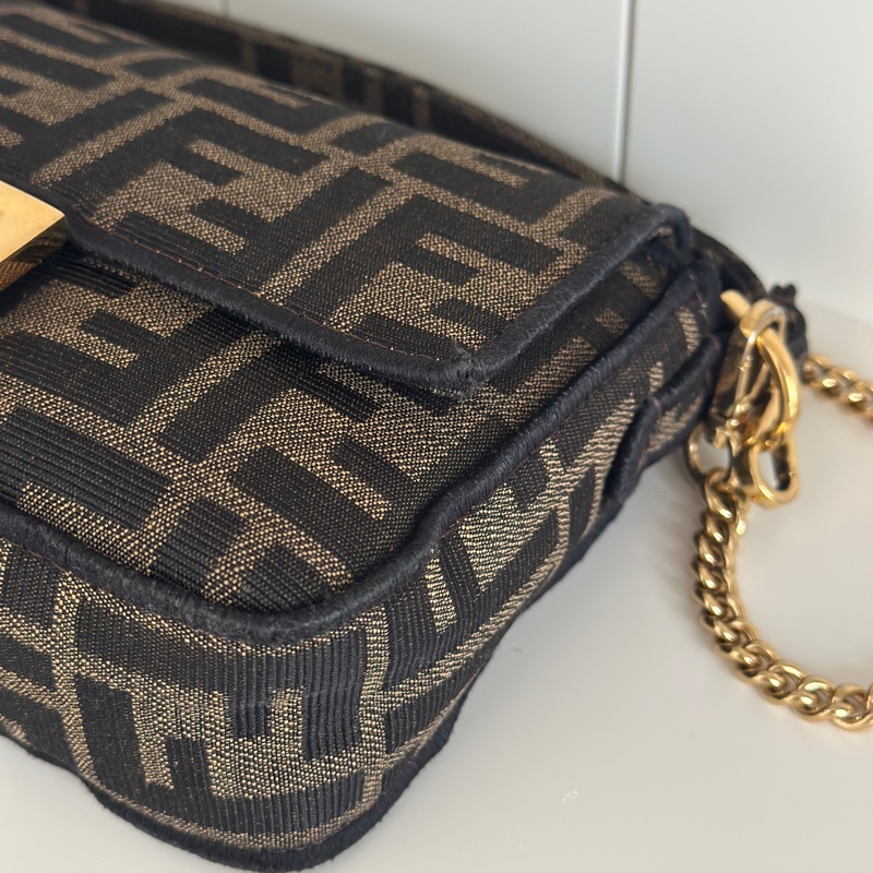 「🥖法棍包」 Fendi 迷你Baguette 棕色FF提花布料包款-8