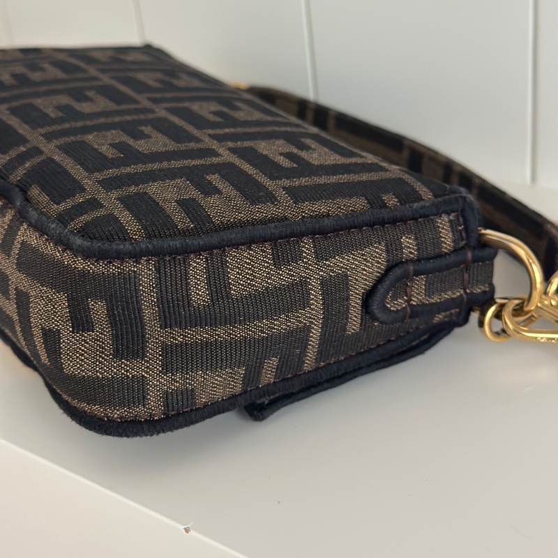 「🥖法棍包」 Fendi 迷你Baguette 棕色FF提花布料包款-10