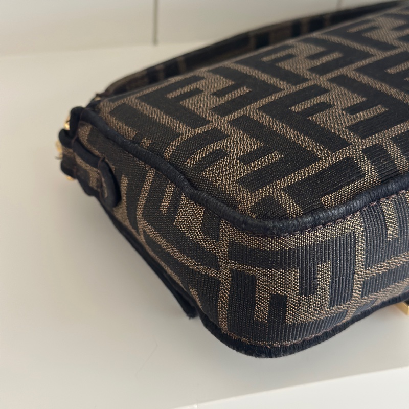 「🥖法棍包」 Fendi 迷你Baguette 棕色FF提花布料包款-11