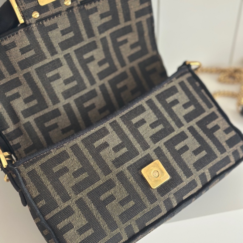 「🥖法棍包」 Fendi 迷你Baguette 棕色FF提花布料包款-15