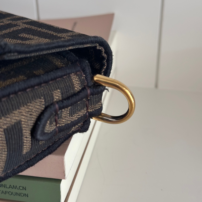「🥖法棍包」 Fendi 迷你Baguette 棕色FF提花布料包款-19