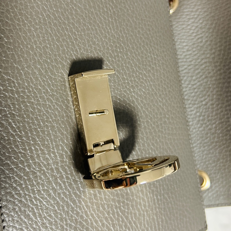 GUCCI 風琴包 經典雙G LOGO荔枝紋大象灰牛皮風琴包 淡金鍊-15