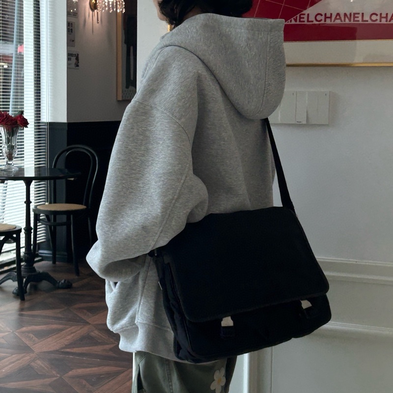 Prada 雙扣郵差包 男女可背 尺寸約34*30-1