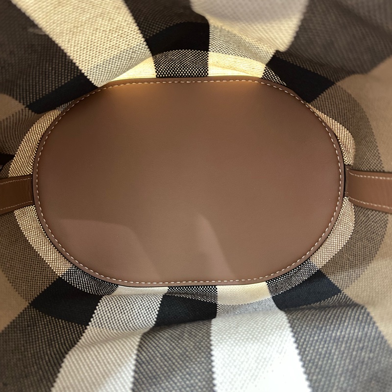 Burberry 經典格紋棉麻拼接牛皮水桶包 2024年-22