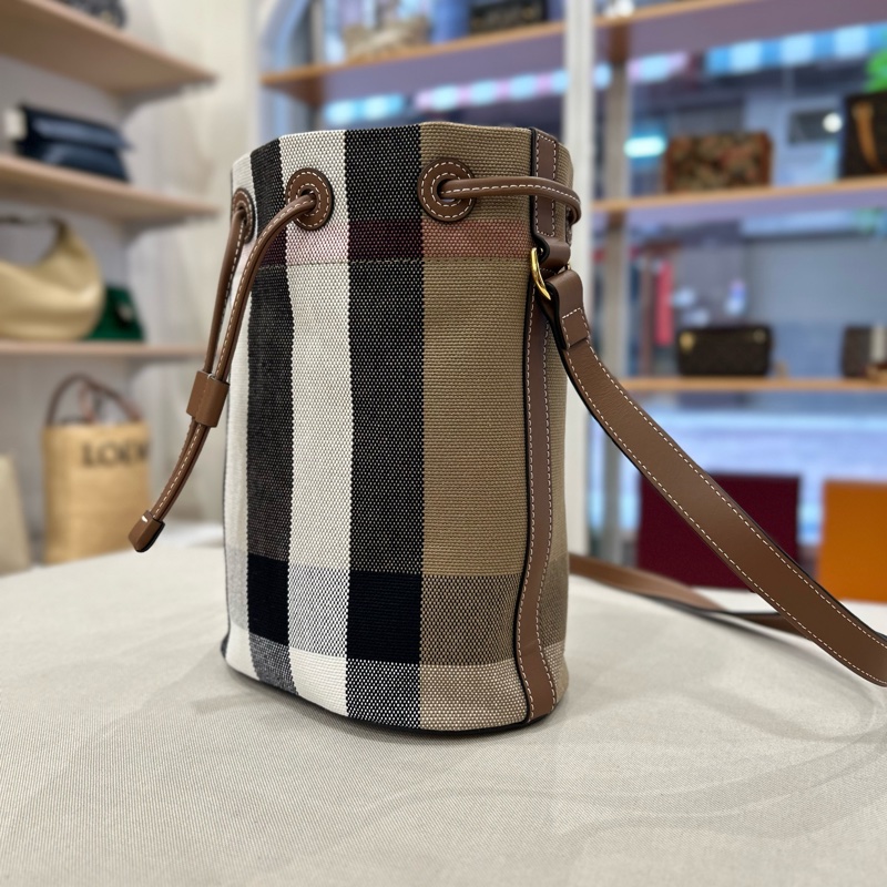 Burberry 經典格紋棉麻拼接牛皮水桶包 2024年-10