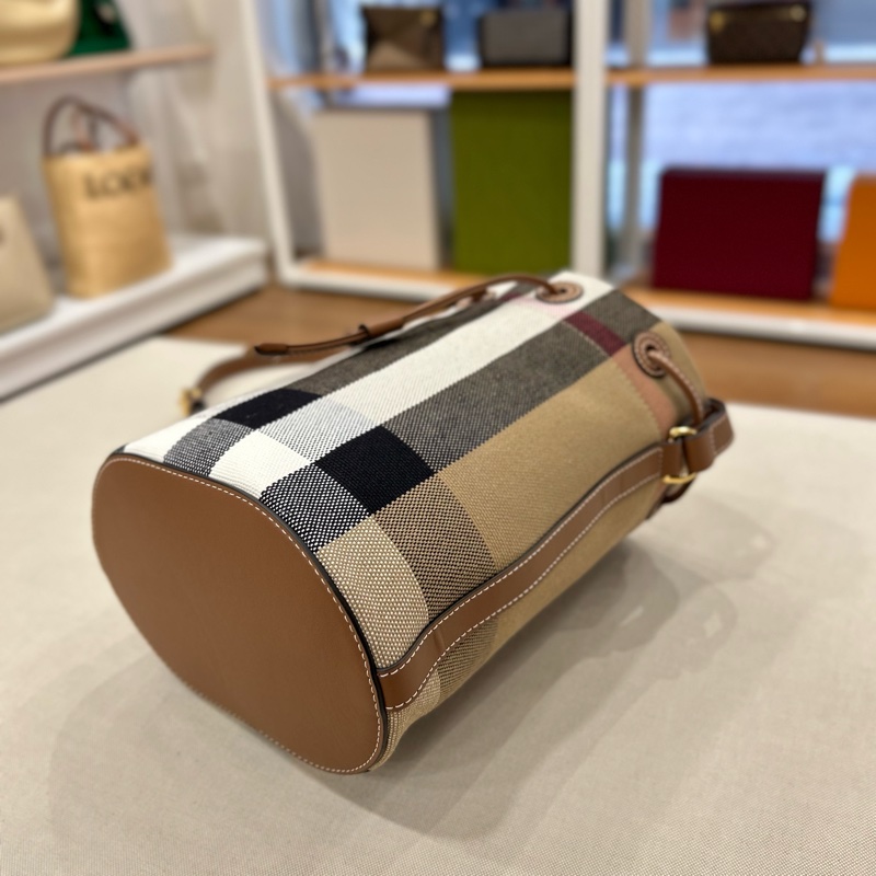 Burberry 經典格紋棉麻拼接牛皮水桶包 2024年-16