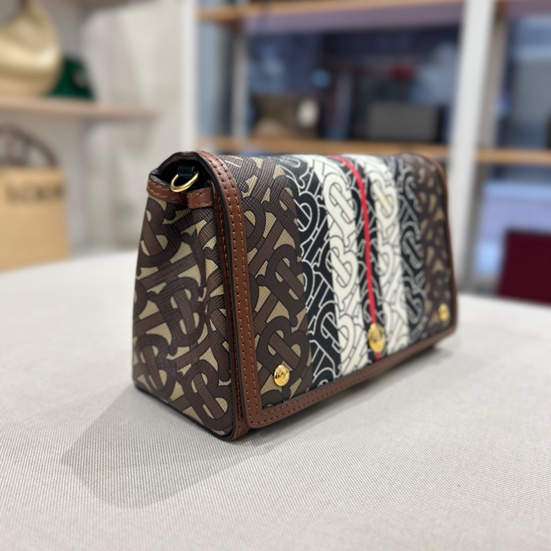 Burberry TB 字母老花風琴斜背包 掀蓋-2
