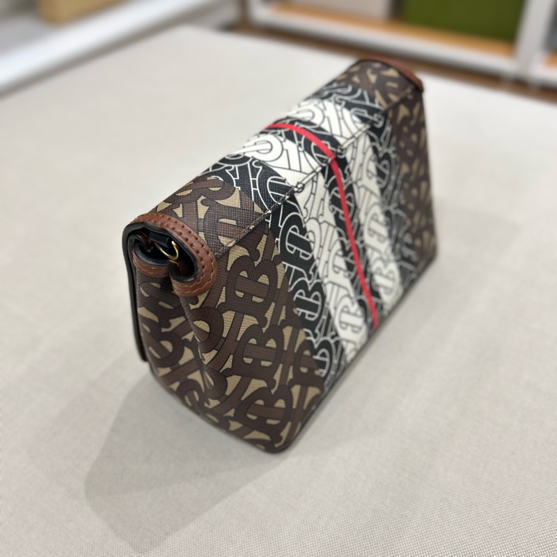 Burberry TB 字母老花風琴斜背包 掀蓋-16