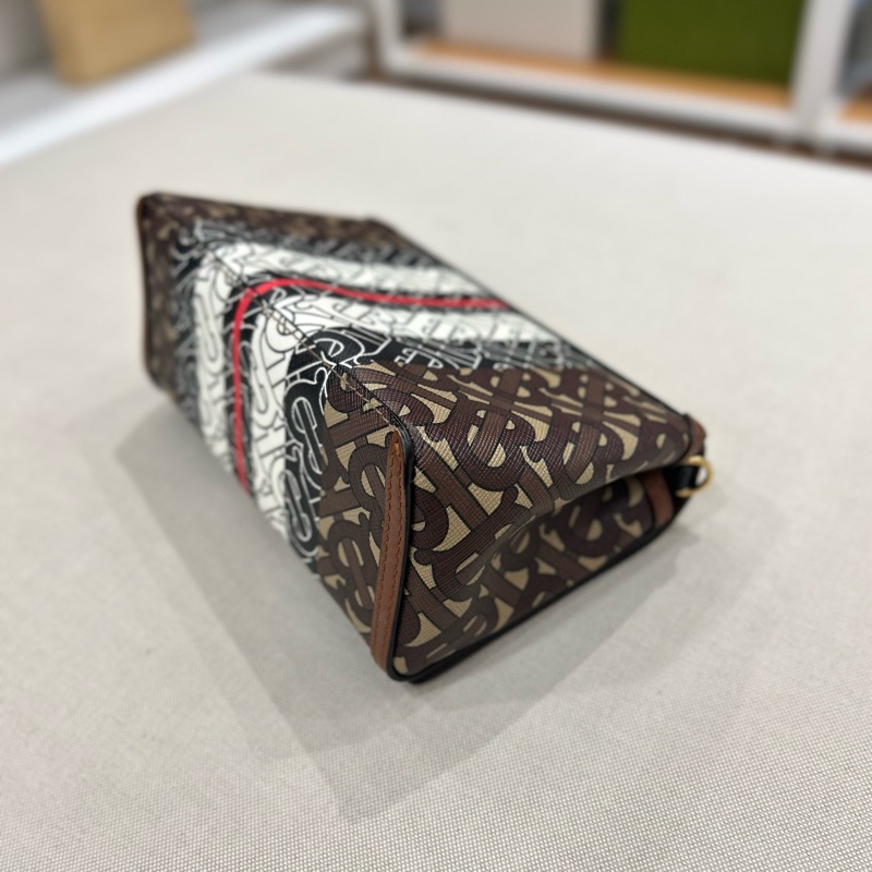 Burberry TB 字母老花風琴斜背包 掀蓋-17