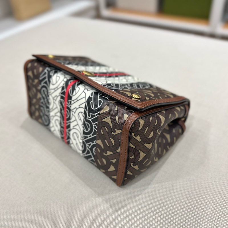 Burberry TB 字母老花風琴斜背包 掀蓋-21