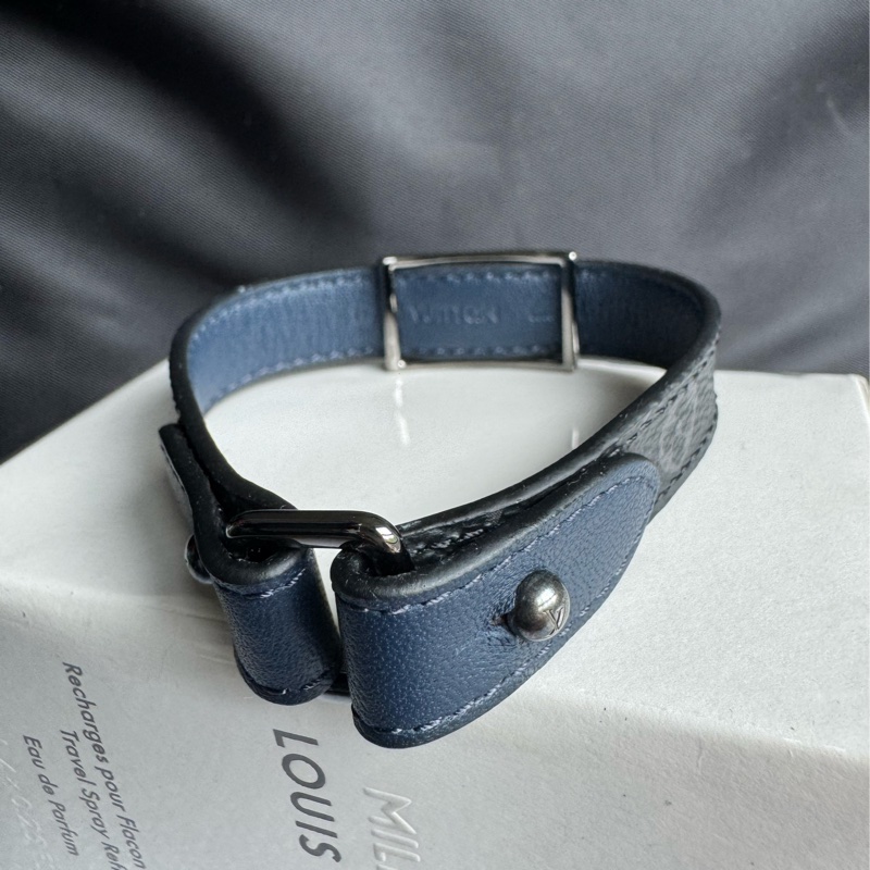 LOUIS VUITTON M6782 LV Cutout Monogram Eclipse Bracelet 男生經典手環-1