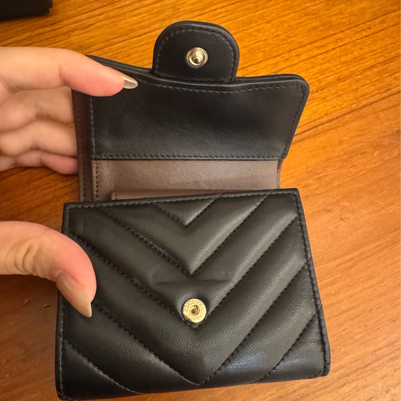 Chanel黑色山型紋羊皮釦式短夾-7