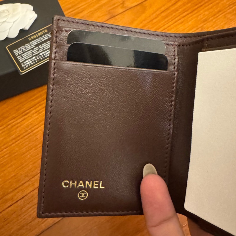 Chanel黑色山型紋羊皮釦式短夾-11
