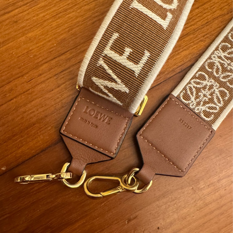 Loewe棕色白logo寬背帶-1
