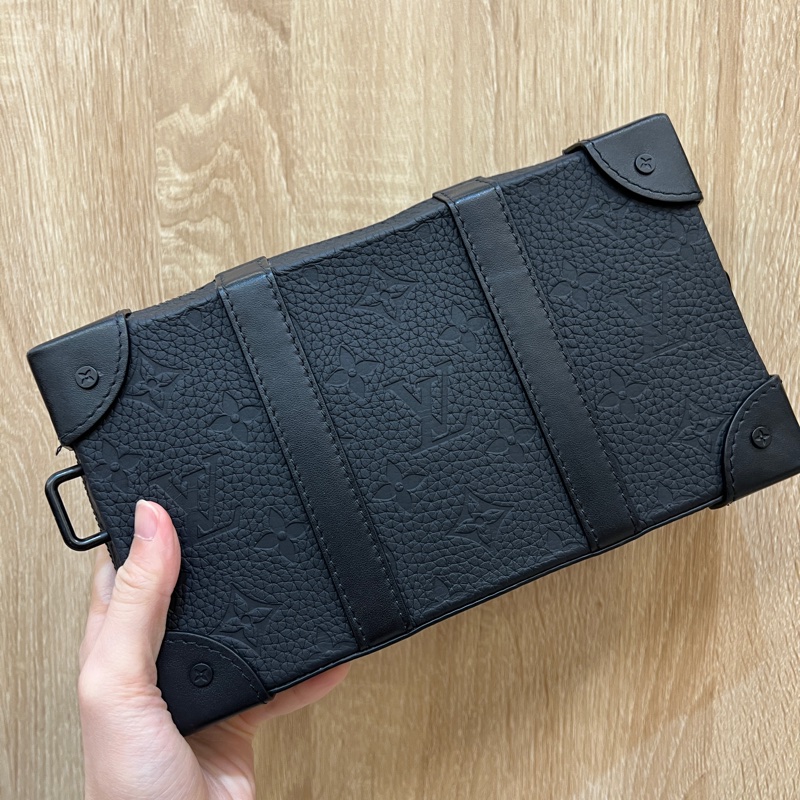 LV 黑牛皮壓紋黑釦Soft Trunk斜背包M80224-0