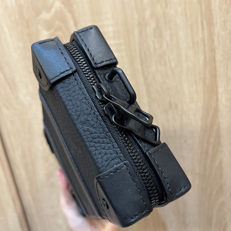 LV 黑牛皮壓紋黑釦Soft Trunk斜背包M80224-1