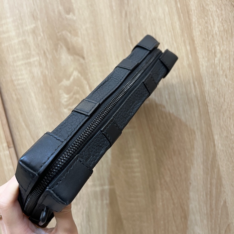 LV 黑牛皮壓紋黑釦Soft Trunk斜背包M80224-2