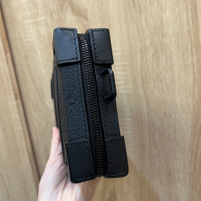 LV 黑牛皮壓紋黑釦Soft Trunk斜背包M80224-3