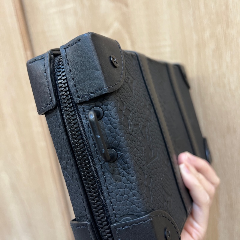 LV 黑牛皮壓紋黑釦Soft Trunk斜背包M80224-4