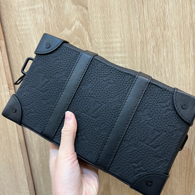 LV 黑牛皮壓紋黑釦Soft Trunk斜背包M80224-5