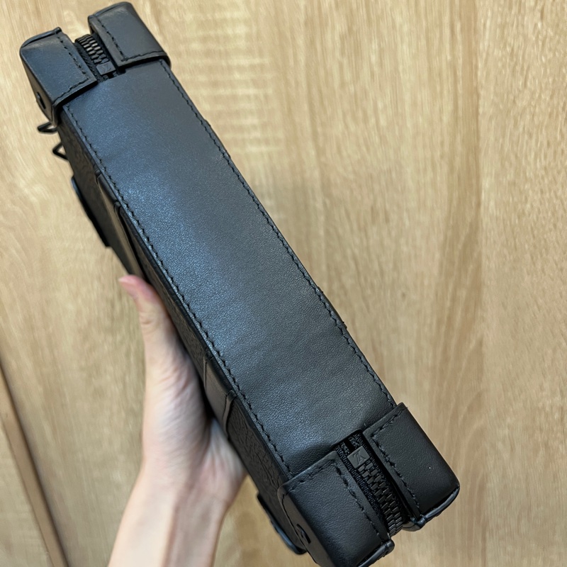 LV 黑牛皮壓紋黑釦Soft Trunk斜背包M80224-6