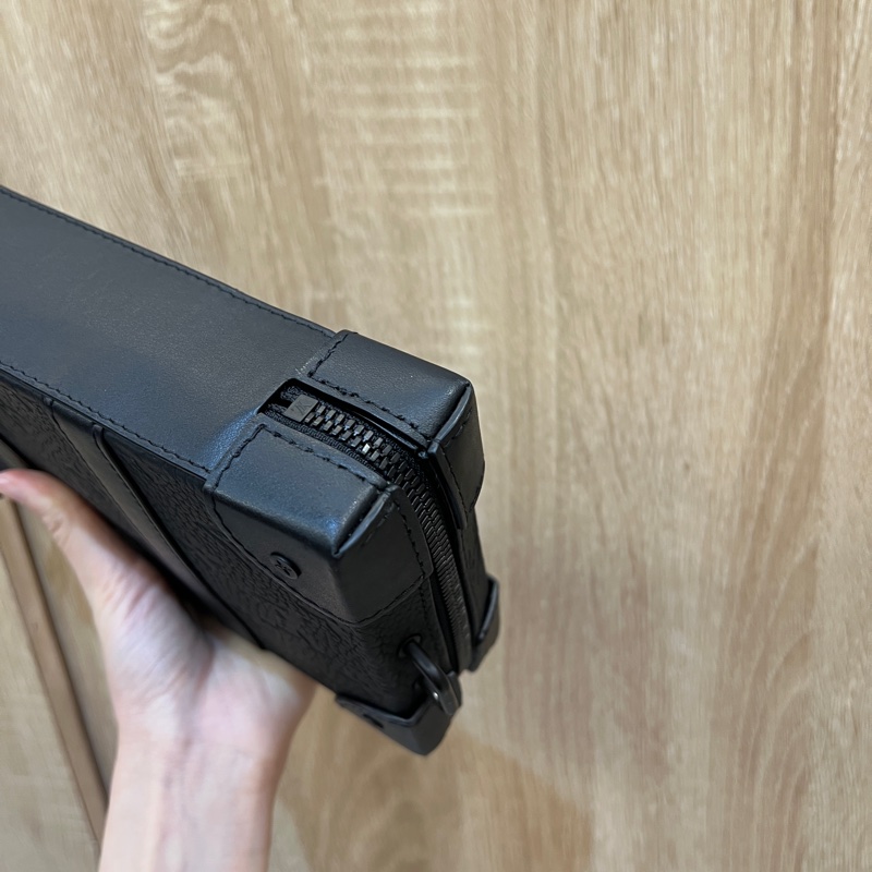 LV 黑牛皮壓紋黑釦Soft Trunk斜背包M80224-8