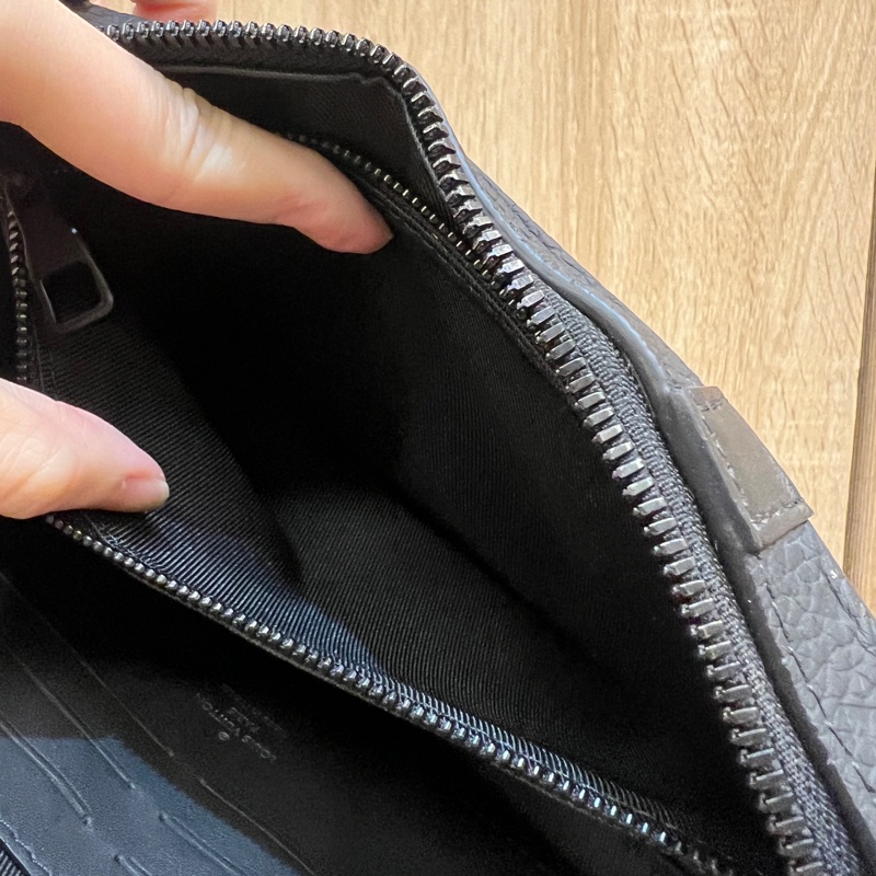 LV 黑牛皮壓紋黑釦Soft Trunk斜背包M80224-10