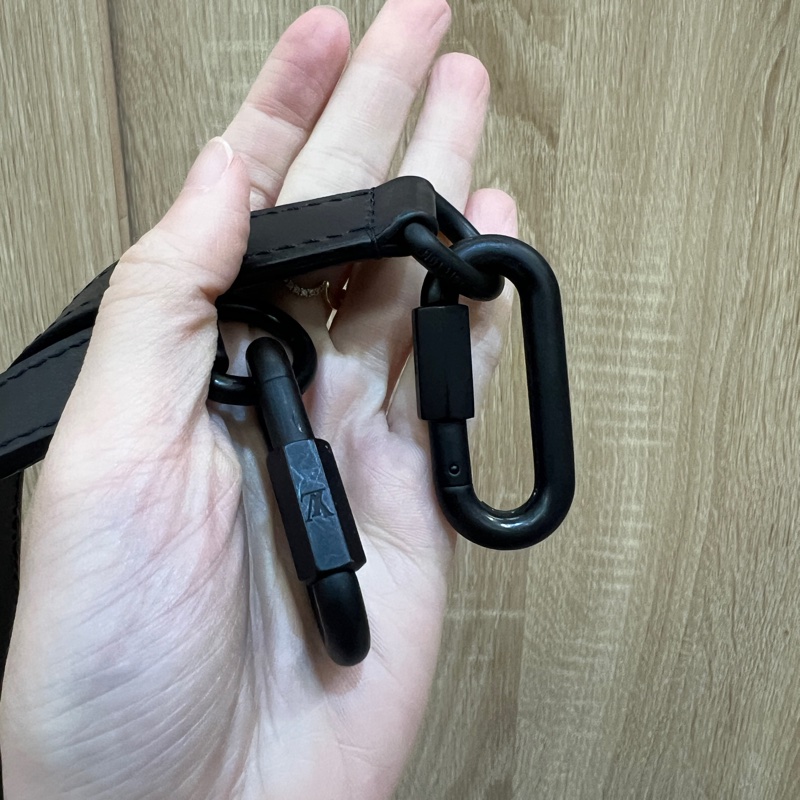 LV 黑牛皮壓紋黑釦Soft Trunk斜背包M80224-15