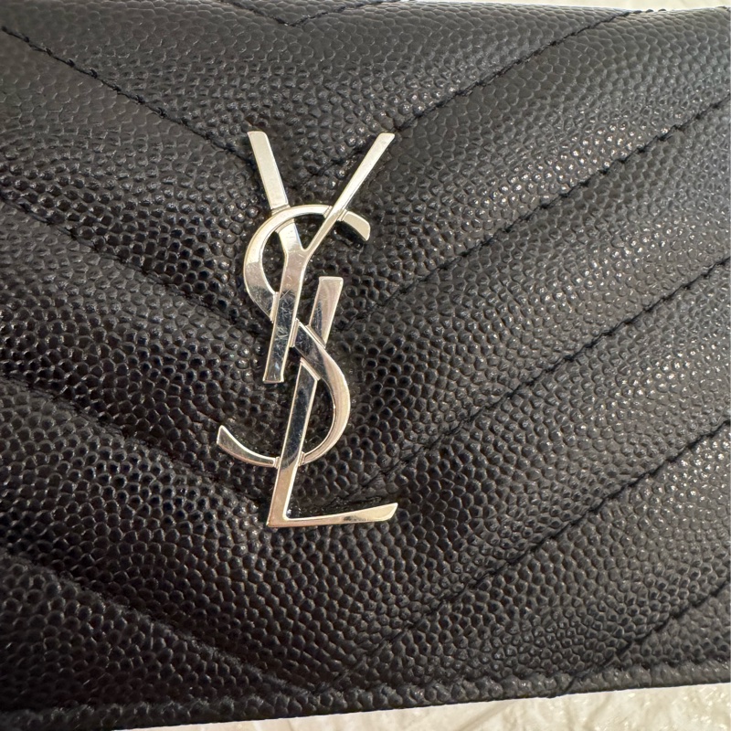 YSL黑色山型紋銀logo釦式短夾-10