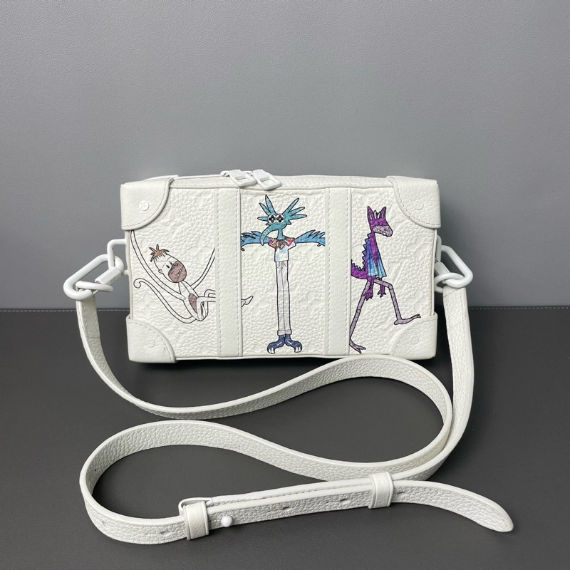LV 芯片款 Soft Trunk 秀款白色軟盒子包 尺寸約23*13*5 附件:肩帶 。-0