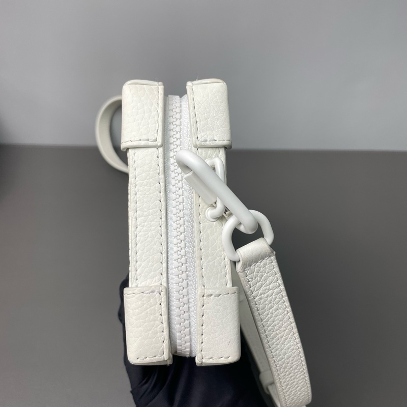 LV 芯片款 Soft Trunk 秀款白色軟盒子包 尺寸約23*13*5 附件:肩帶 。-2