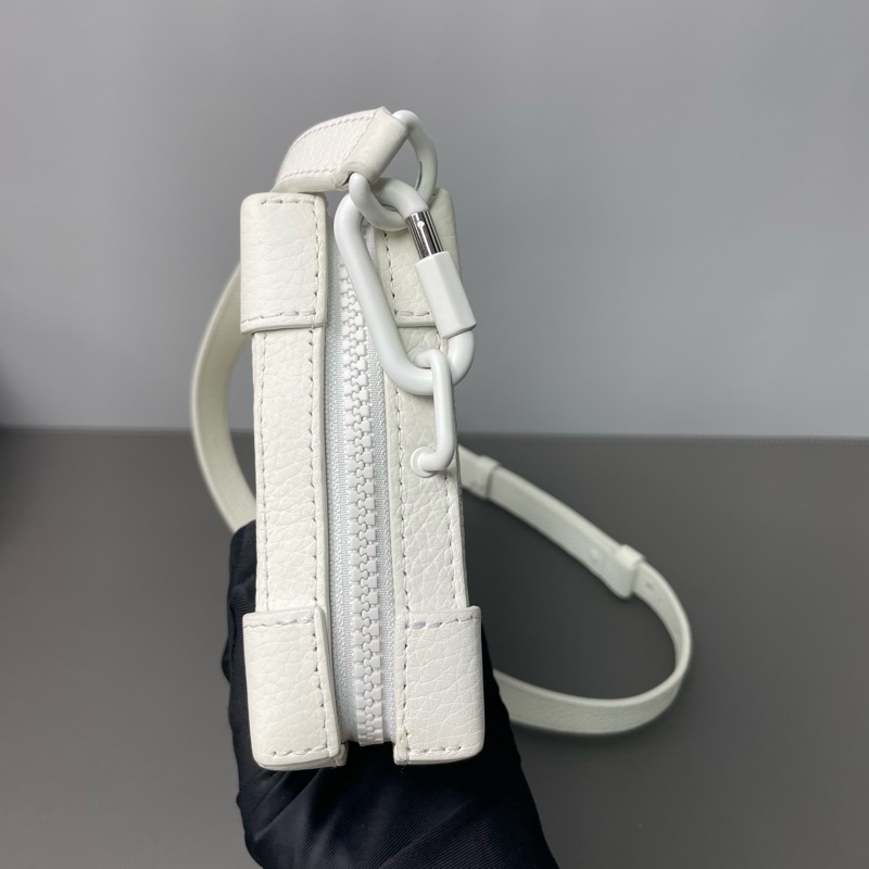 LV 芯片款 Soft Trunk 秀款白色軟盒子包 尺寸約23*13*5 附件:肩帶 。-3