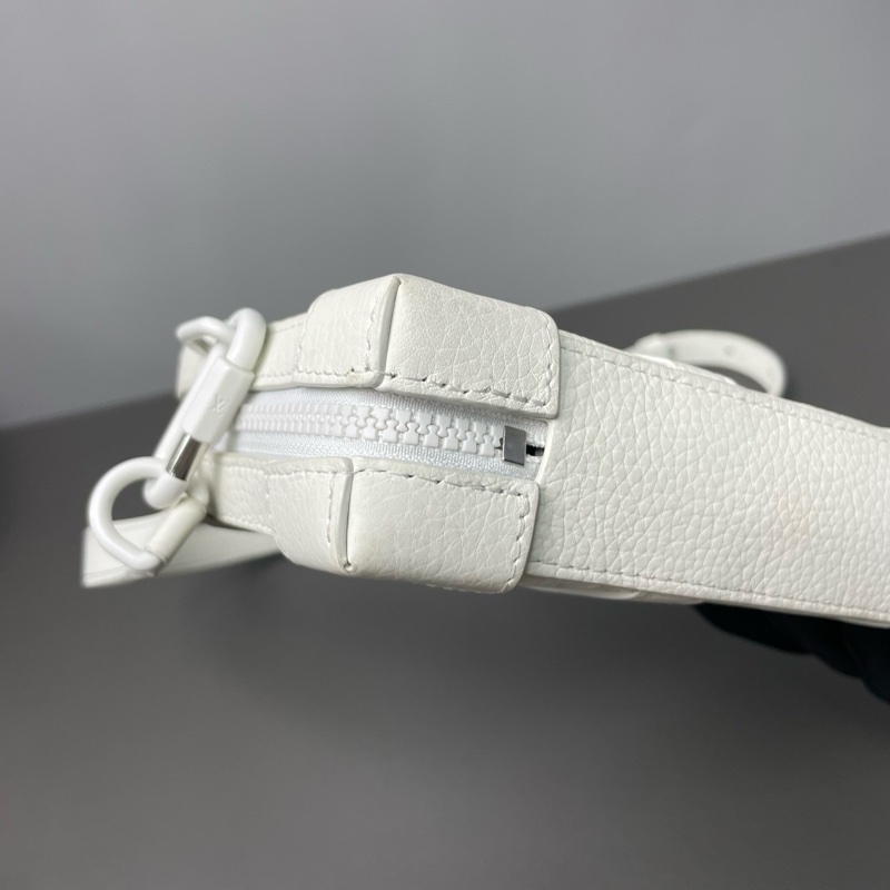 LV 芯片款 Soft Trunk 秀款白色軟盒子包 尺寸約23*13*5 附件:肩帶 。-4