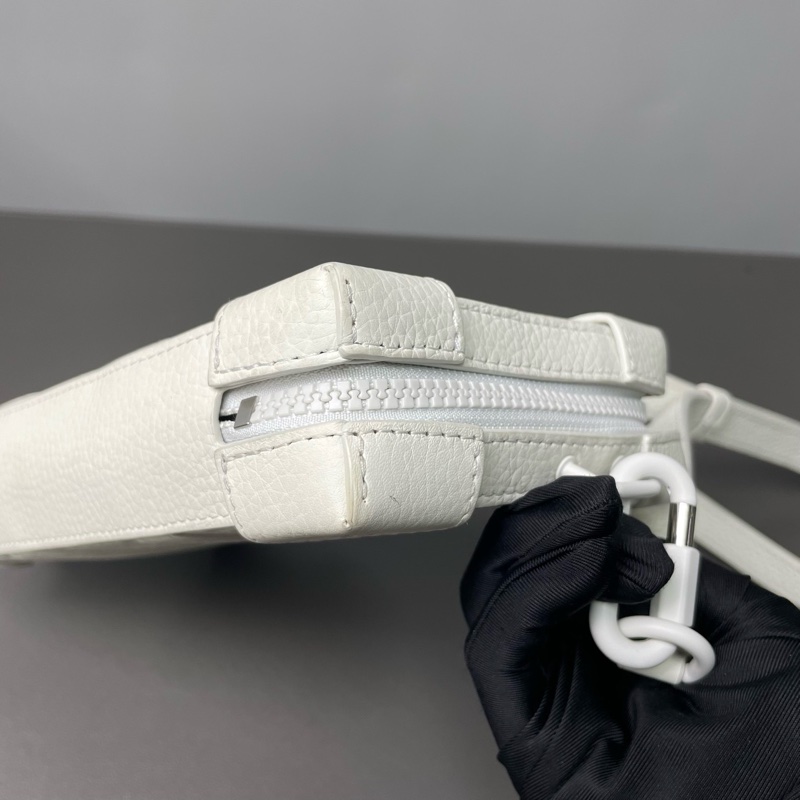 LV 芯片款 Soft Trunk 秀款白色軟盒子包 尺寸約23*13*5 附件:肩帶 。-5