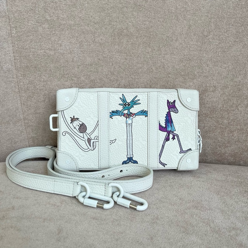 LV 芯片款 Soft Trunk 秀款白色軟盒子包 尺寸約23*13*5 附件：肩帶 。-0