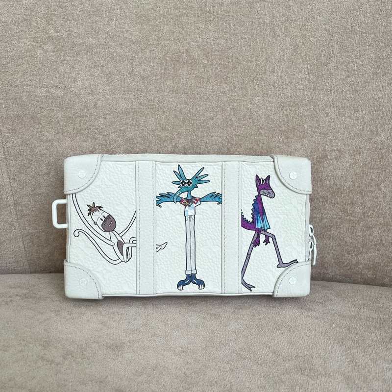 LV 芯片款 Soft Trunk 秀款白色軟盒子包 尺寸約23*13*5 附件：肩帶 。-1