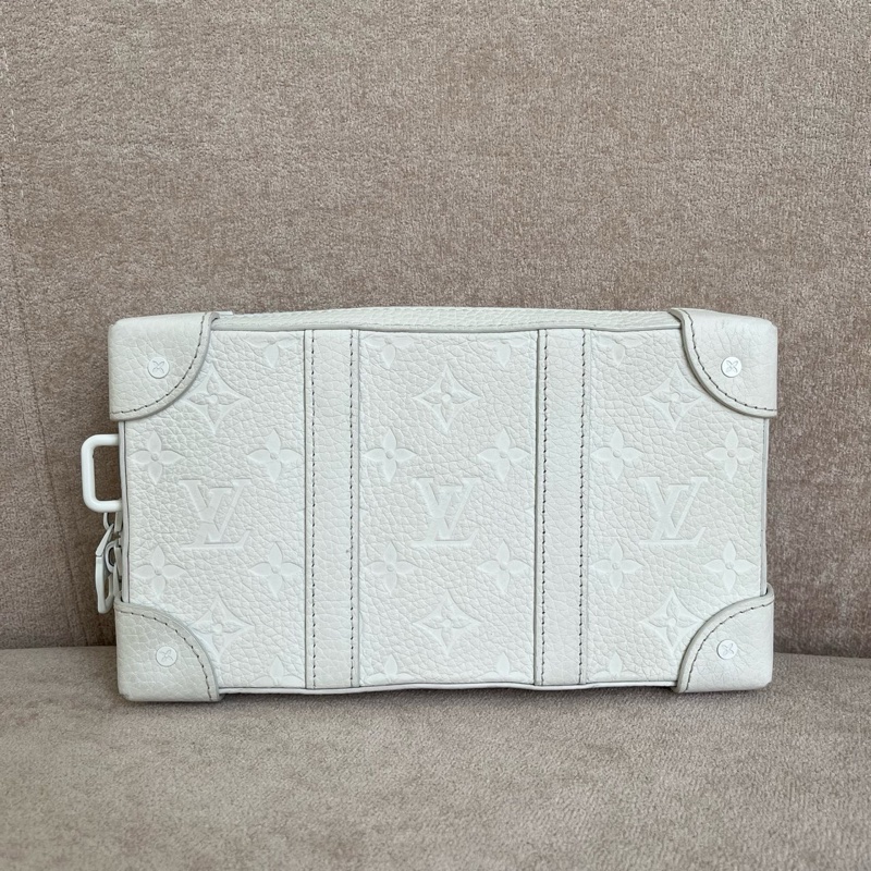 LV 芯片款 Soft Trunk 秀款白色軟盒子包 尺寸約23*13*5 附件：肩帶 。-3